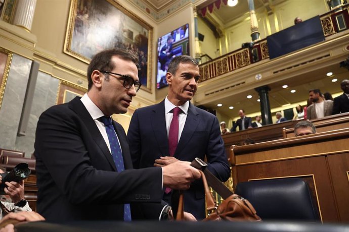 El vicepresidente primero y ministro de Economía, Comercio y Empresa, Carlos Cuerpo (i), y el presidente del Gobierno, Pedro Sánchez (d), a su llegada a una sesión plenaria en el Congreso de los Diputados, a 9 de septiembre de 2026, en Madrid (España). 