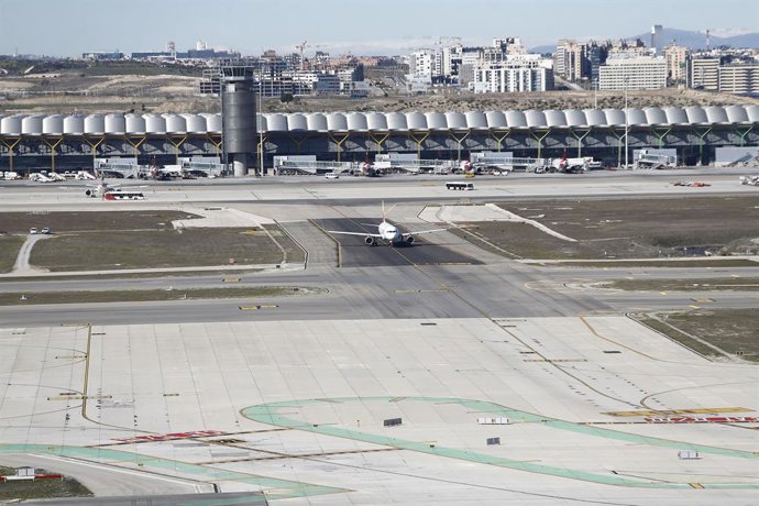 Archivo - Aeropuerto de Barajas, avión, pista de despegue y aterrizajevistas, vistas del aeropuerto