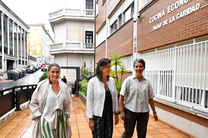 La alcaldesa, Gema Igual, en su visita a la Cocina Económica donde ya se han instalado los nuevos contenedores de basura