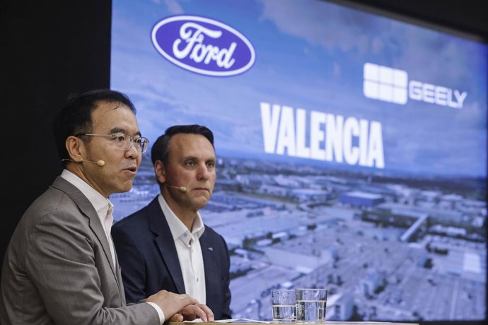 Archivo - Arquivo - O presidente da Ford Europa, Jim Baumbick, e o vice-presidente executivo do Geely Holding Group, Victor Young, na fábrica da Ford em Almussafes