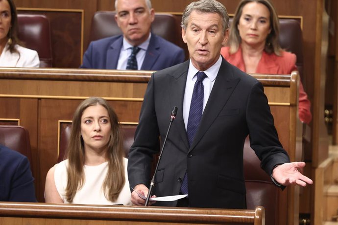 El presidente del Partido Popular, Alberto Núñez Feijóo, interviene durante una sesión plenaria en el Congreso de los Diputados, a 9 de septiembre de 2026, en Madrid (España). 