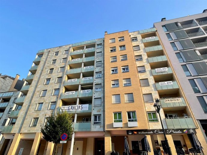 Edificio de La Florida, en Oviedo, con pancartas contra la instalación de un centro de menores tutelados