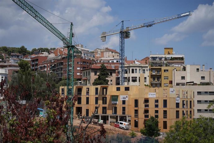 Archivo - Imagen de recurso de una construcción de un edificio, a 31 de julio de 2025, en Barcelona