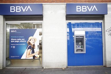 Archivo - Imagen de una oficina y cajero del BBVA en Madrid con su nuevo logo.