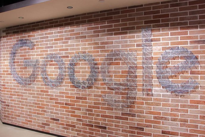 7 de setembro de 2026, Hong Kong, Hong Kong: Uma obra de arte de parede com o logotipo do Google, criada com fios de algodão enrolados em pinos de metal cravados em uma parede de tijolos à vista, é vista no interior do escritório do Google em Hong Kong em