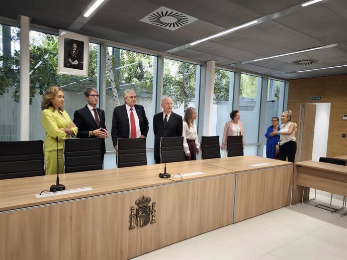 El presidente del Gobierno riojano, Gonzalo Capellán, inaugura el nuvo salón de actos del Palacio de Justicia