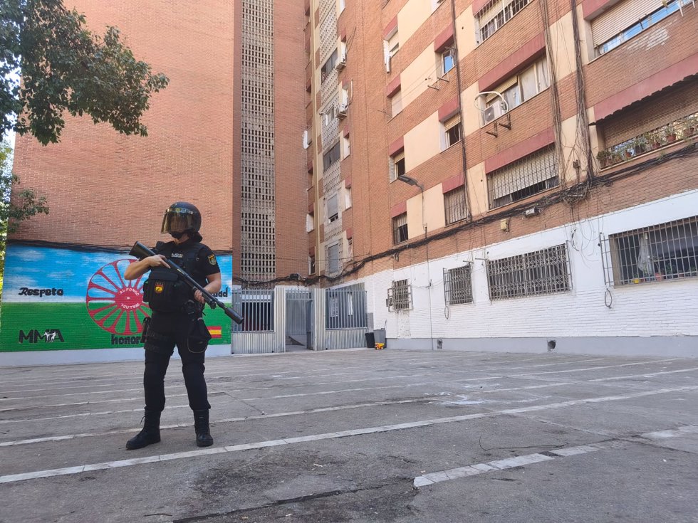 Un agente durante el dispositivo policial en la calle Santa Rita