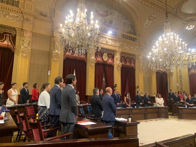 Minuto de silencio en el pleno del Parlament