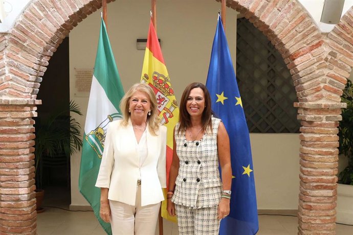 La alcaldesa de Marbella, Ángeles Muñoz, junto a la consejera de Vivienda, Juventud y Ordenación del Territorio de la Junta de Andalucía, Rocío Díaz.