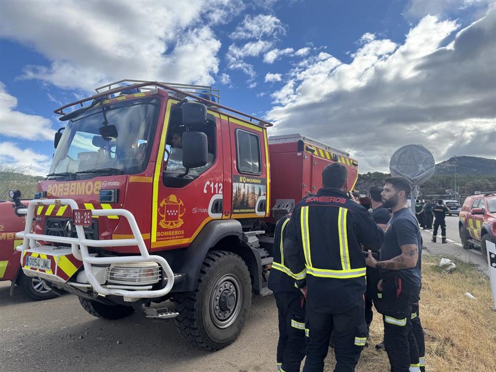 Bomberos de la Comunidad de Madrid en el incendio forestal de Santa María de la Alameda