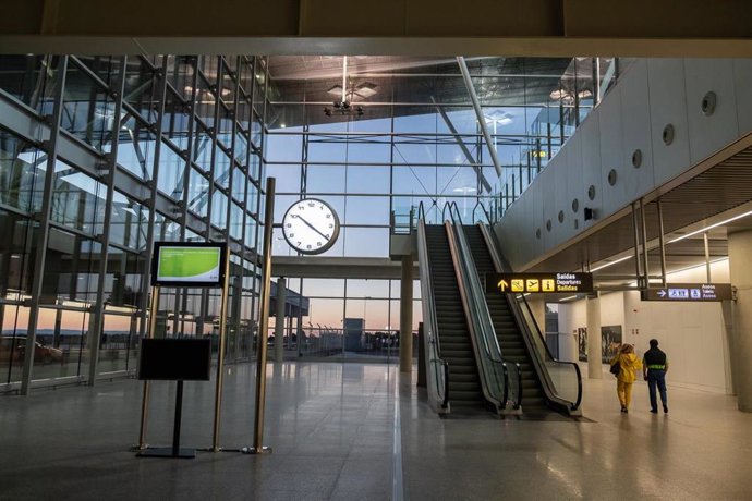 Archivo - Imagen del interior de la planta baja del aeropuerto de Santiago-Rosalía de Castro, conocido como aeropuerto de Lavacolla.
