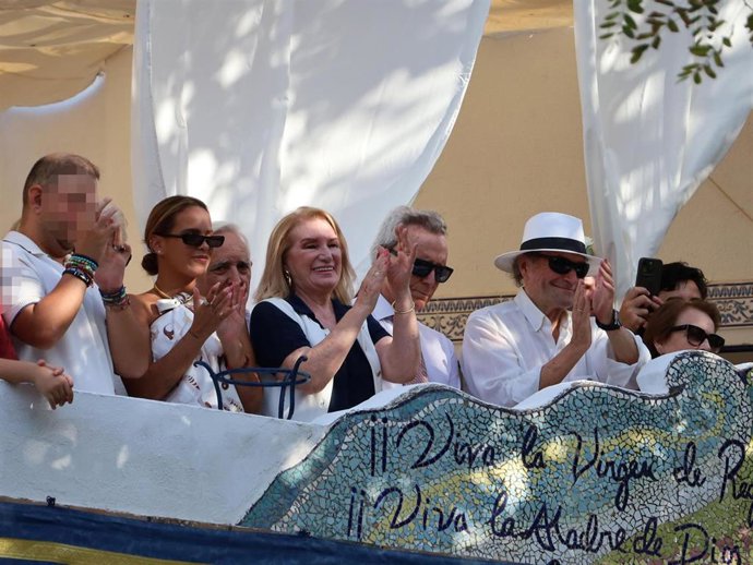 David Flores, Gloria Camila, Gloria Mohedano, Ortega Cano y Amador viendo la procesión de la Virgen de Regla desde el balcón de la casa familiar de Rocío Jurado