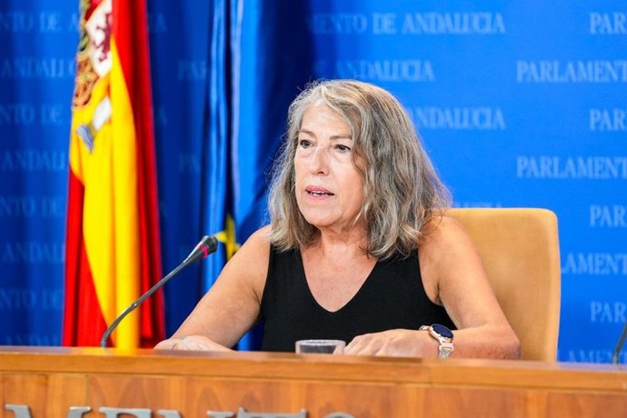 La diputada de Adelante Andalucía Mari García, en rueda de prensa en el Parlamento.