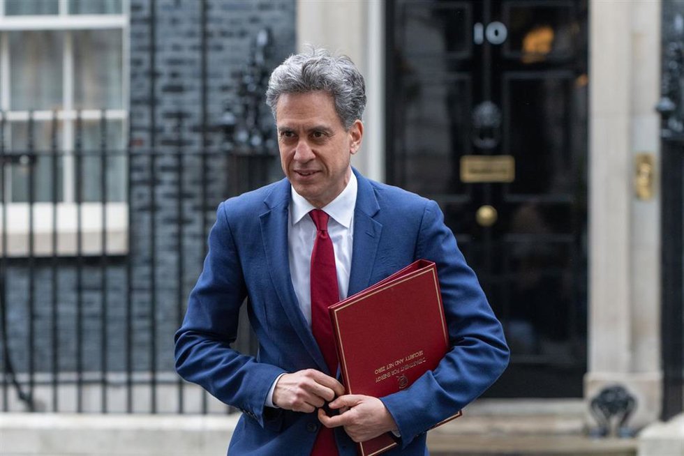 Archivo - El ministro de Exteriores de Reino Unido, Ed Miliband, tras una reunión del gabinete.