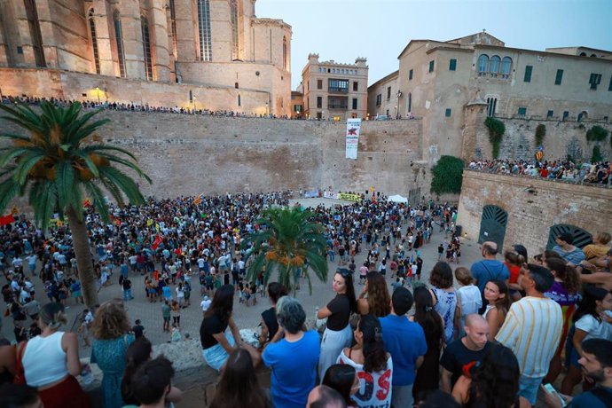 Archivo - Decenas de personas durante una manifestación en Palma contra la saturación turística.