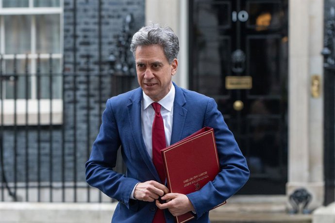 Archivo - May 19, 2026, London, England, United Kingdom: ED MILIBAND, Secretary of State for Energy Security and Net Zero, leaves 10 Downing Street after a weekly Cabinet Meeting.