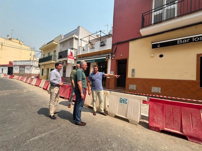 El alcalde de Sevilla, en el centro, comprueba el estado del pavimento de la calle