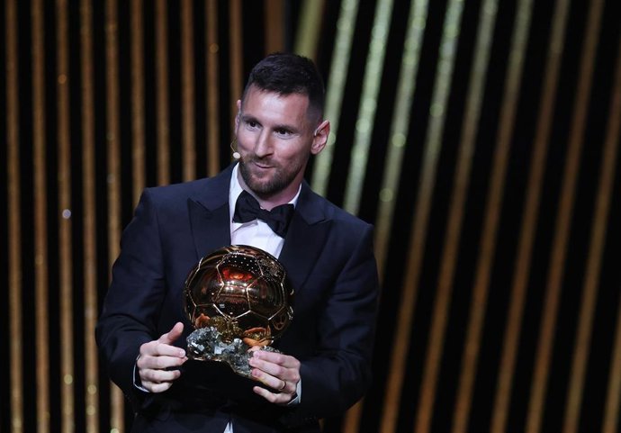 Archivo - El futbolista argentino Lionel Messi recogiendo su octavo Balón de Oro en 2023.