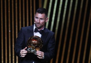 Archivo - PARIS, Oct. 31, 2023  -- Argentine forward Lionel Messi reacts on stage with his trophy as he receives his 8th Ballon d'Or award during the 2023 Ballon d'Or France Football award ceremony at the Theatre du Chatelet in Paris, France, Oct. 30, 202