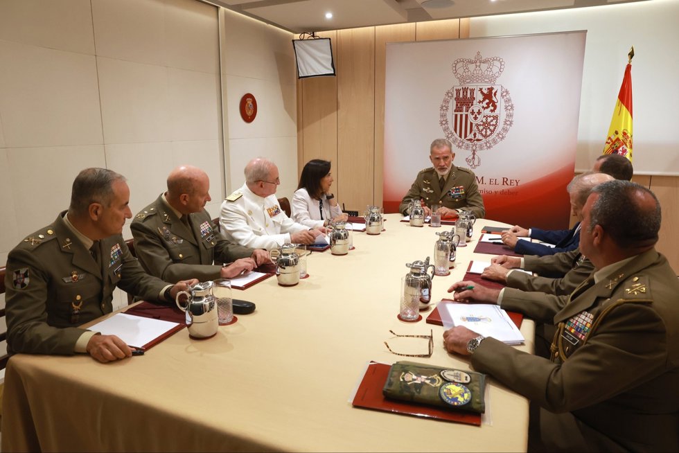 Felipe VI se reúne con la ministra de Defensa, Margarita Robles, para examinar la situación de Ceuta.