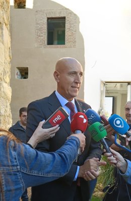 El alcalde de León, José Antonio Diez, ante el inmueble del Molino Sidrón en la Era del Moro.