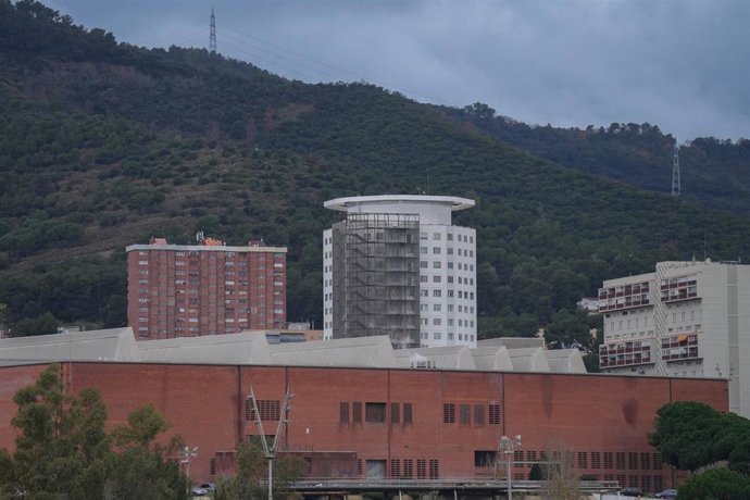 Archivo - Fachada del Hospital Vall d’Hebron, a 19 de enero de 2026, en Barcelona, Cataluña (España). 