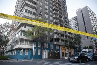 Santiago, 24 de septiembre de 2025.   Un sujeto falleció tras caer desde el 10mo piso de un edificio ubicado en Portugal con Porvenir en la comuna de Santiago, luego que escapara por los balcones tras asesinar a su ex pareja pisos más arriba, de la cual