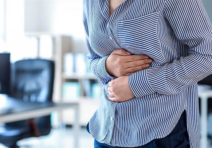 Mujer con dolor de estómago