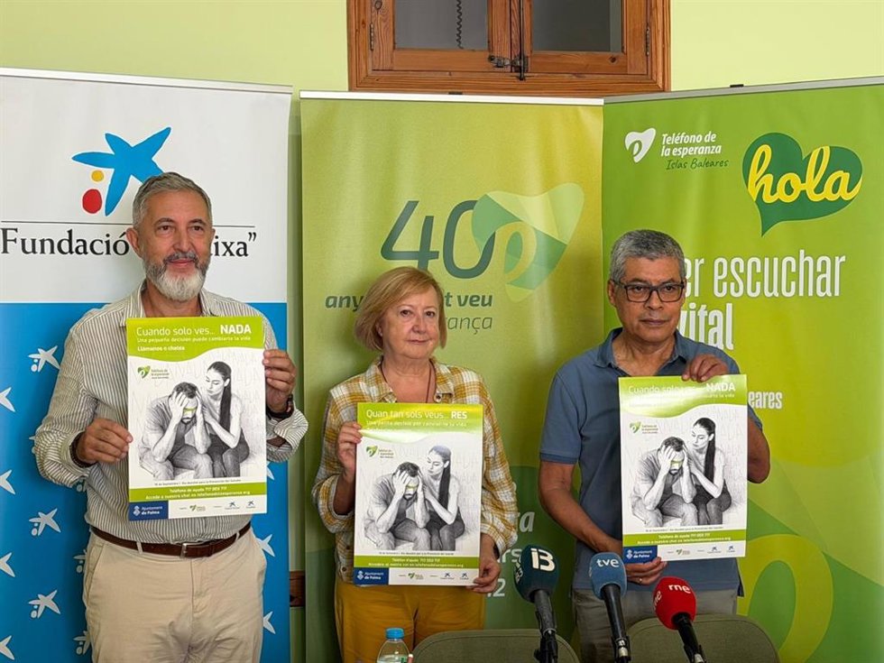 La presidenta del Teléfono de la Esperanza de Baleares, María Antonia Mateu, y el portavoz de la entidad Lino Salas.