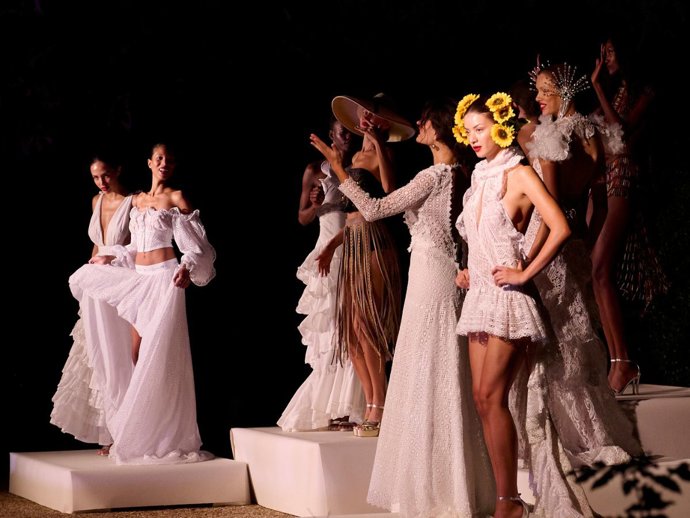 Ibiza lleva su esencia a Madrid: moda, artesanía y tradición bajo la luz de la luna
