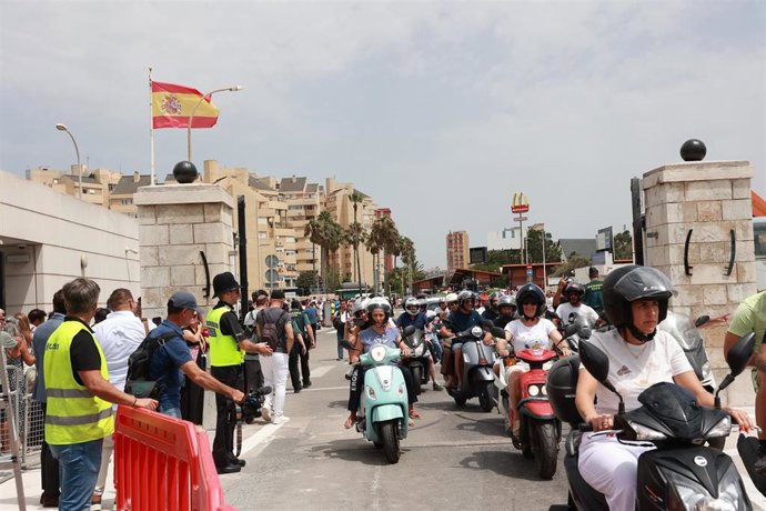Archivo - Vecinos de la Línea pasan a Gibraltar sin detenerse en un control en el primer día sin Verja. A 15 de julio de 2026 en La Línea de la Concepción, Cádiz (Andalucía, España). ARCHIVO.