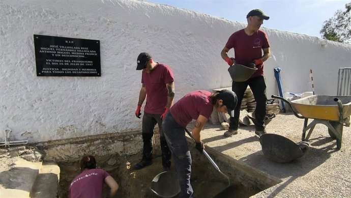 Comienza la exhumación de la última fosa de Castell de Ferro, en Granada.