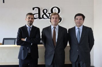De izquierda a derecha, Iñaki Ruiz del Árbol, Javier Leyún García de Guadiana y Ramón Pardo, banqueros privados de A&G.