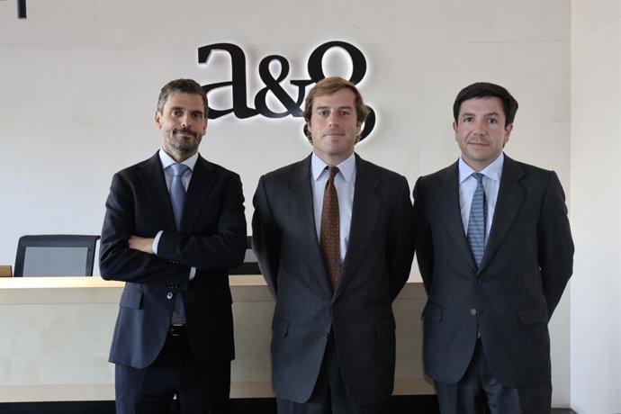 De izquierda a derecha, Iñaki Ruiz del Árbol, Javier Leyún García de Guadiana y Ramón Pardo, banqueros privados de A&G.