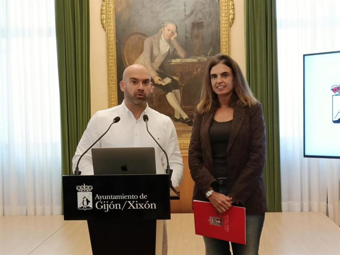 Rueda de prensa de la concejala de Hacienda del Ayuntamiento de Gijón, María Mitre, acompañada del portavoz de la Junta de Gobierno, Jesús Martínez Salvador.