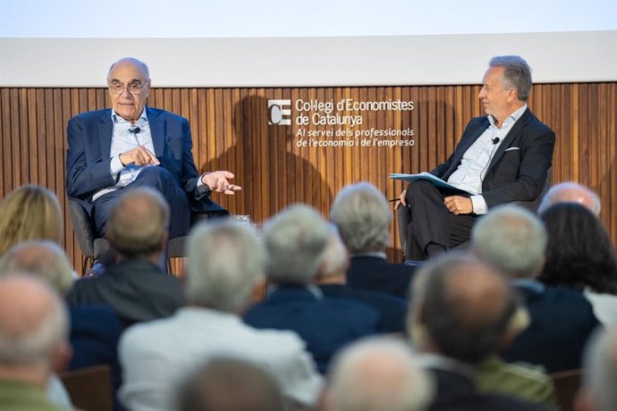 El presidente de Saba Infraestructuras, Salvador Alemany, y el decano del Col·legi d'Economistes de Catalunya, Carlos Puig de Travy, este miércoles en Barcelona.