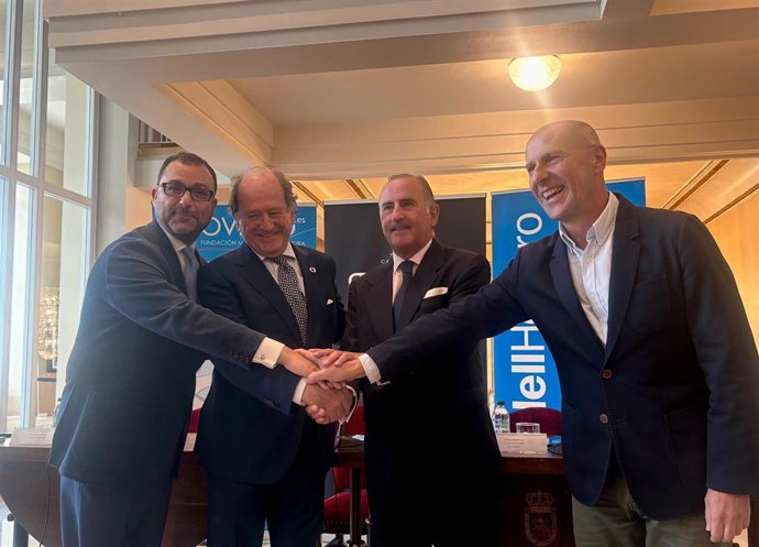 El concejal de Cultura del Ayuntamiento de Oviedo, David Álvarez Menéndez; Juan Carlos Rodríguez-Ovejero, presidente de la Ópera de Oviedo; Pablo Junceda, director general de Sabadell Herrero; y Celestino Varela, director general de Ópera de Oviedo.