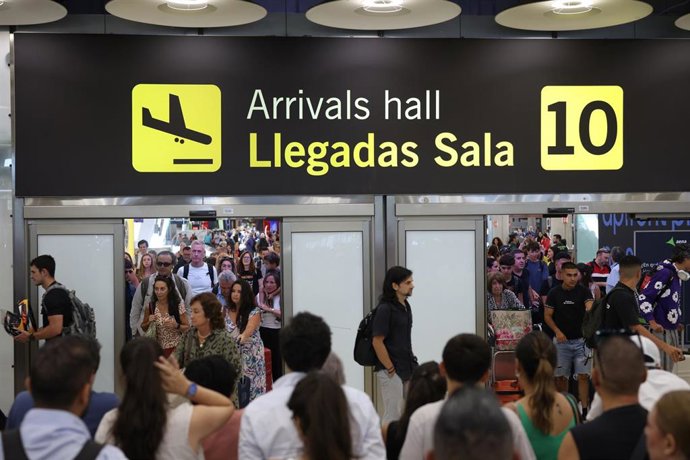 Archivo - Pasajeros en el aeropuerto Adolfo Suárez Madrid-Barajas durante la segunda operación salida del verano, a 17 de julio de 2026, en Madrid (España).