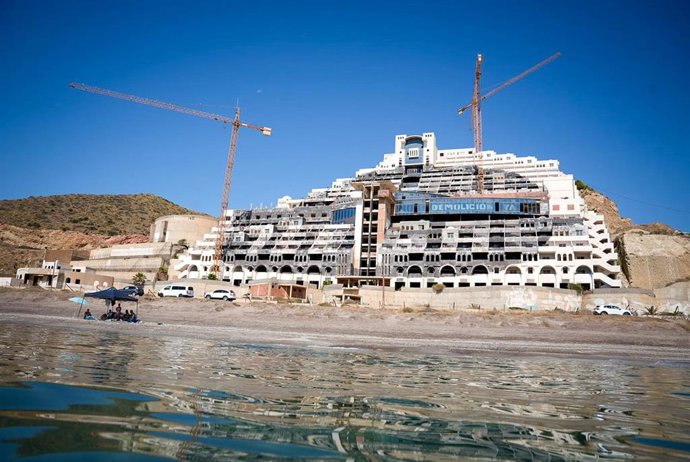 Archivo - Hotel situado en el playa de El Algarrobico, en Carboneras (Almería). 