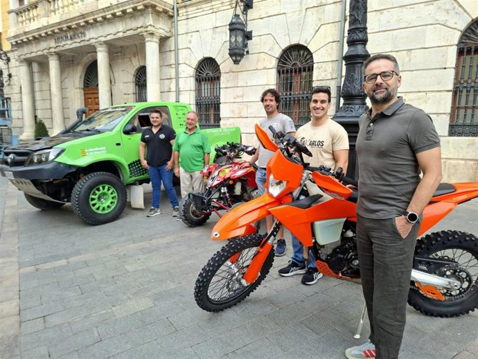 El concejal de Deportes de Teruel, Jesús Artigot; el director de la Baja Aragón, Aitor Jiménez; y los pilotos turolenses de la 42 edición.