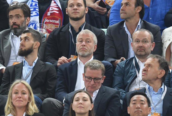 Archivo - El expropietario del Chelsea Roman Abramovich (C), se sienta en la grada durante el partido final de fútbol de la UEFA Europa League entre el Chelsea y el Arsenal en el Estadio Olímpico de Bakú. A 29 de mayo de 2029.
