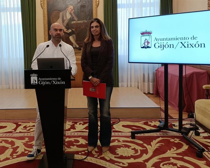 El concejal de Urbanismo del Ayuntamiento de Gijón, Jesús Martínez Salvador, en rueda de prensa en el Consistorio gijonés, acompañado de la concejala de Hacienda, María Mitre.