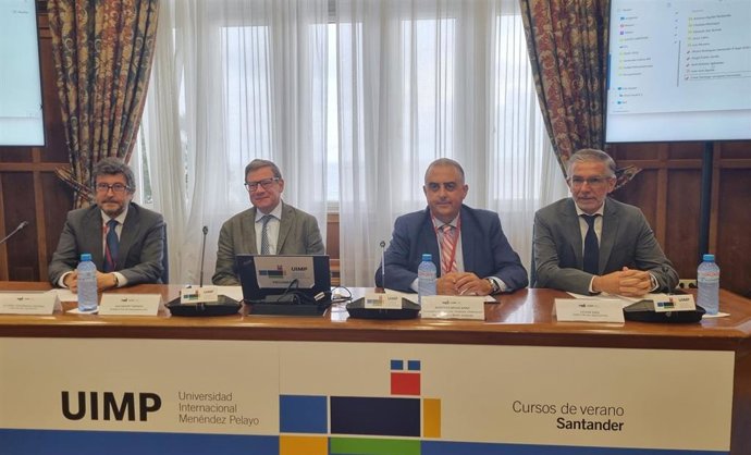 Álvaro Rodríguez, subdirector de Estrategia y Desarrollo de Negocio de Puertos del Estado; Salvador Tarodo, vicerrector de programación de la UIMP; Roberto Media, consejero de Fomento, y César Díaz, presidente de APS durante la inauguración del encuentro.