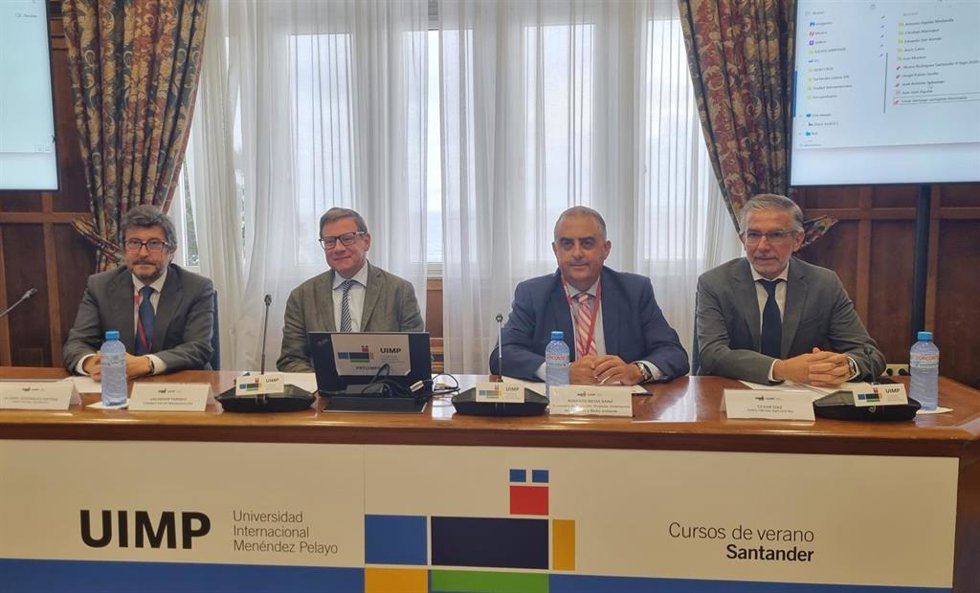 Álvaro Rodríguez, subdirector de Estrategia y Desarrollo de Negocio de Puertos del Estado; Salvador Tarodo, vicerrector de programación de la UIMP; Roberto Media, consejero de Fomento, y César Díaz, presidente de APS durante la inauguración del encuentro.