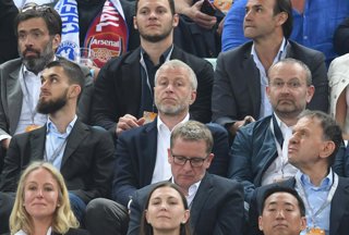 Archivo - 29 May 2019, Azerbaijan, Baku: Chelsea owner Roman Abramovich (C) sits in the stands during the UEFA Europa League final soccer match between Chelsea and Arsenal at the Baku Olympic Stadium. Photo: Arne Dedert/dpa