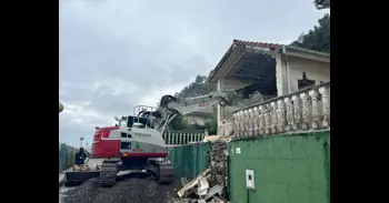 Comienza el derribo de las dos primeras viviendas con sentencia de la urbanización Las Llamas II de Argoños