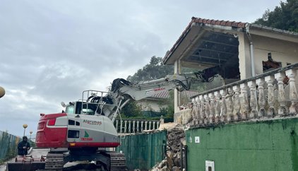Comienza el derribo de las dos primeras viviendas con sentencia de la urbanización Las Llamas II de Argoños