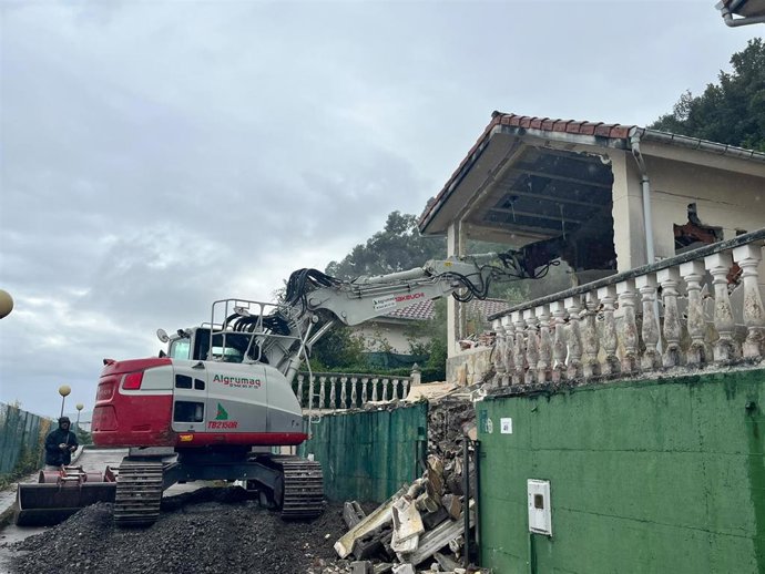 Comienza el derribo de las dos primeras viviendas con sentencia de la urbanización Las Llamas II de Argoños