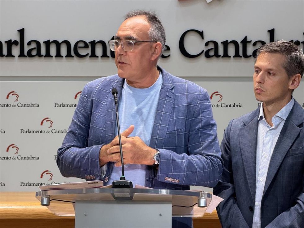 El diputado socialista Raúl Pesquera, durante la rueda de prensa celebrada este miércoles en el Parlamento de Cantabria.