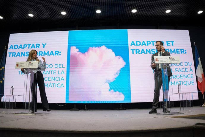 La vicepresidenta segunda y ministra de Trabajo y Economía Social, Yolanda Díaz, y el ministro de Trabajo de Francia, Jean Pierre-Farandou, atienden a los medios este miércoles en Madrid.